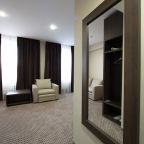 Стандартный просторный номер с рабочей зоной и мягкой мебель