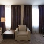 Стандартный просторный номер с рабочей зоной и мягкой мебель