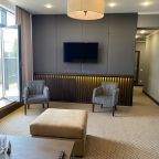 Комфортный дизайнерский номер с двумя спальнями и красивой г