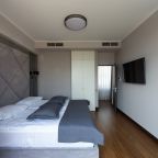 Большой двухкомнатный номер с балконом и дизайнерским ремонт