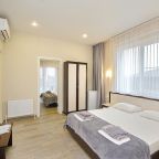 De Luxe, Diamond Deluxe Hotel