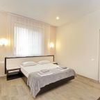 De Luxe, Diamond Deluxe Hotel