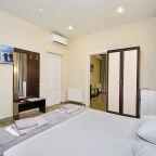 De Luxe, Diamond Deluxe Hotel