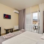 De Luxe, Diamond Deluxe Hotel