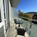 De Luxe, Diamond Deluxe Hotel