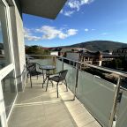 De Luxe, Diamond Deluxe Hotel