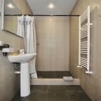 De Luxe, Diamond Deluxe Hotel