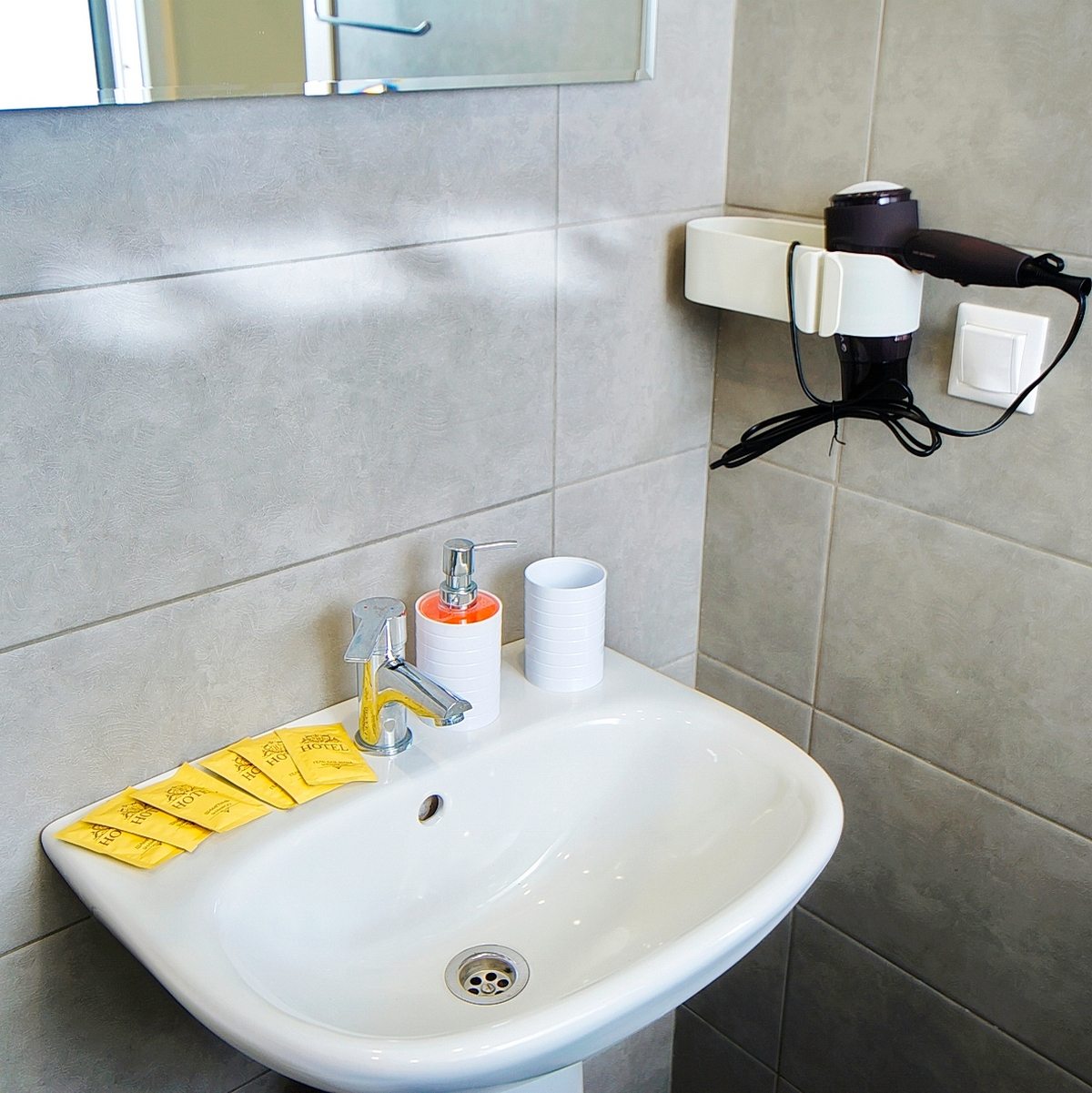 Трёхместный и более (Стандарт 3-местный в цоколе), Diamond Deluxe Hotel