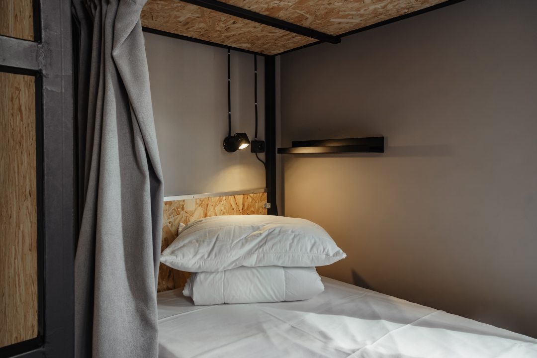 Шестиместный (Спальное место на трёхъярусной кровати в общем номере для мужчин и женщин) хостела Rock Hostel, Владикавказ