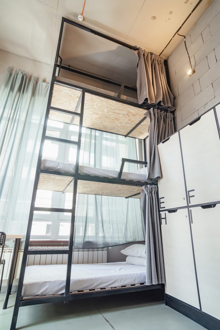 Девятиместный Мужской (Спальное место на трёхъярусной кровати в общем номере для мужчин) хостела Rock Hostel, Владикавказ