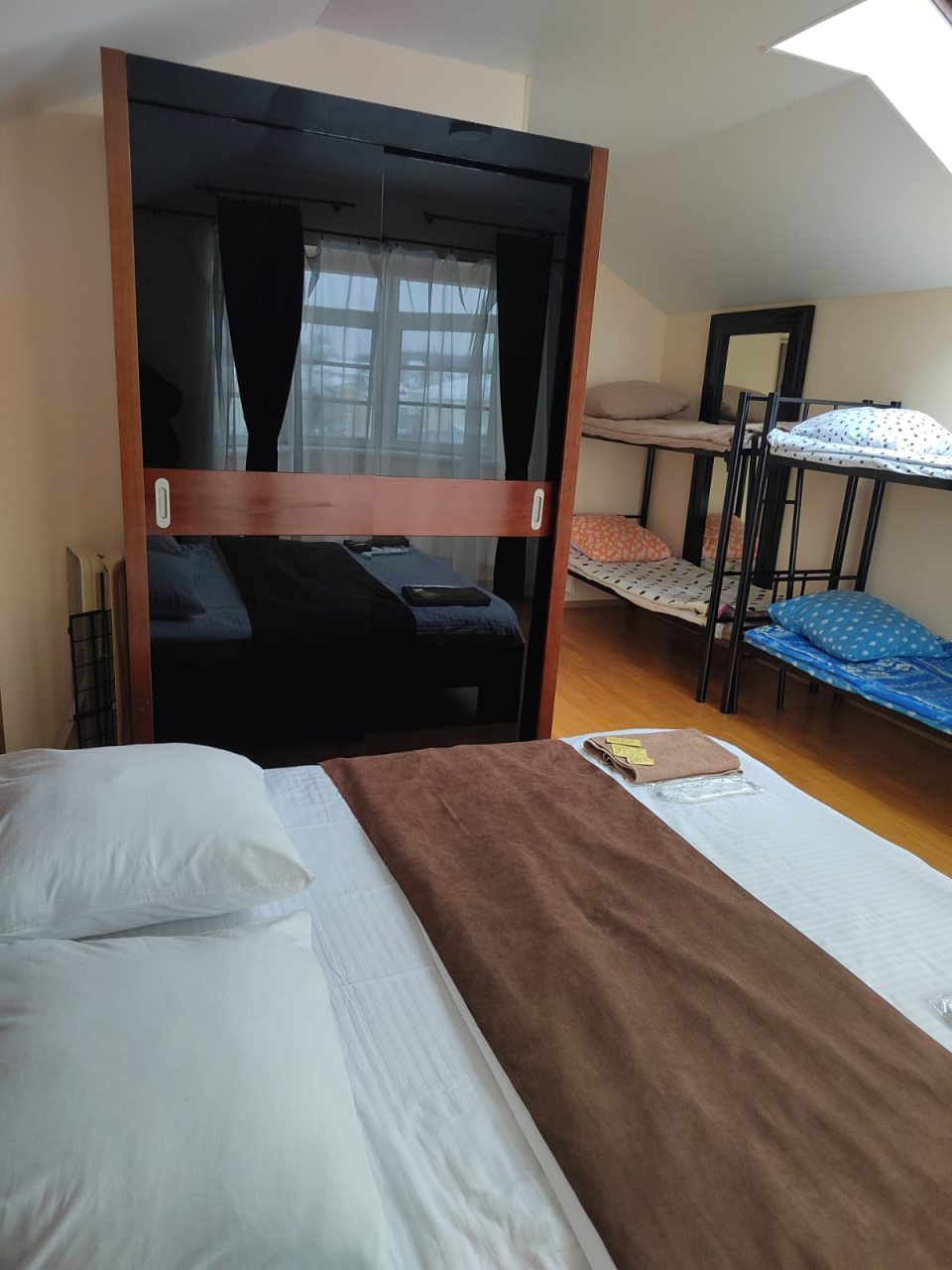 Трёхместный и более (Полулюкс 4-х местный с раздельными кроватями удобства в номере.), Гостевой дом Космос