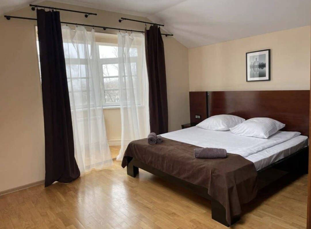 Большая 2-х спальная кровать и 2-х ярусные кровати.