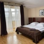 Большая 2-х спальная кровать и 2-х ярусные кровати.