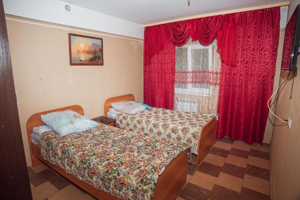 Двухместный (Небольшой двухместный номер с 2 отдельными кроватями) хостела Отель Шахарезада, Воронеж