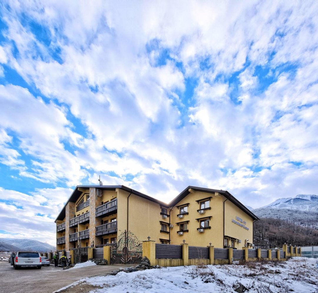 Двухместный (Двухместный номер с 1 кроватью или 2 отдельными кроватями и балконом) отеля Альпийская сказка Плюс, Эсто-Садок