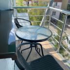 Студио с балконом-просторный и комфортный номер. 2 окна