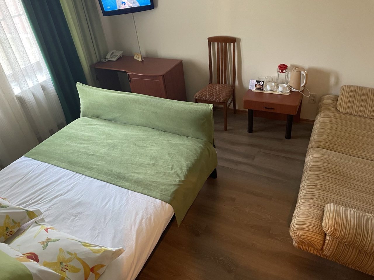 Стандарт плюс с двуспальной кроватью и диваном. Вид на горы