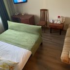 Стандарт плюс с двуспальной кроватью и диваном. Вид на горы