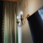 В номерах люкс ТВ расположены в каждой комнате.