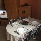 обеденный стол и сервировочная посуда на 8 чел