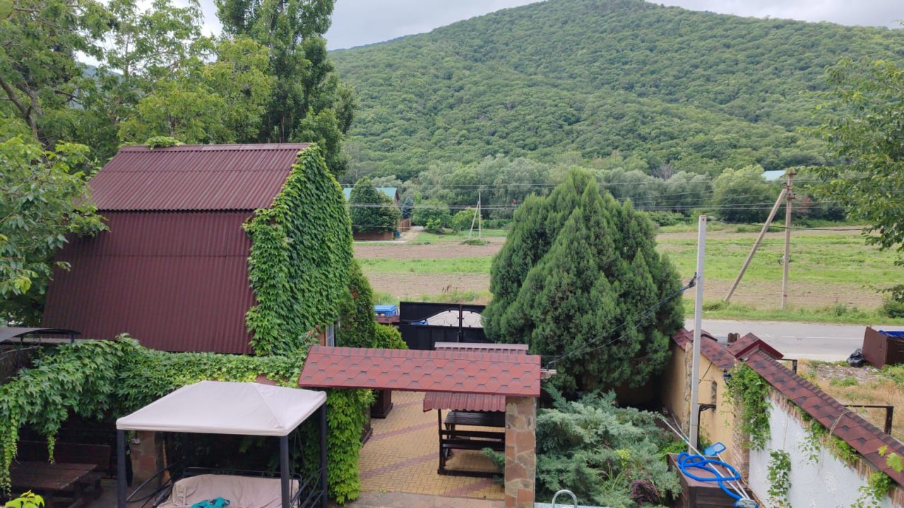 Территория и вид на горы