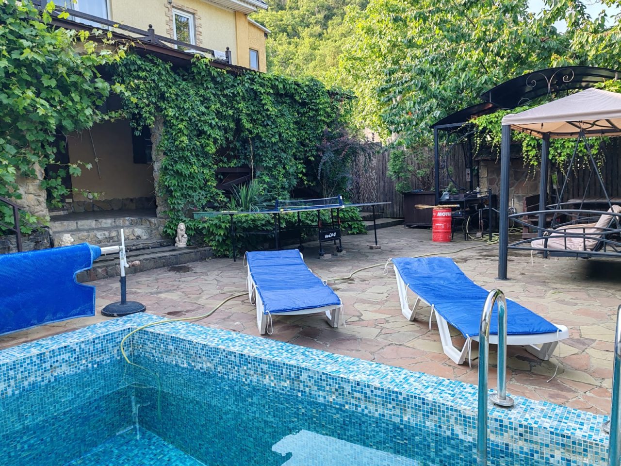 Бассейн и территория