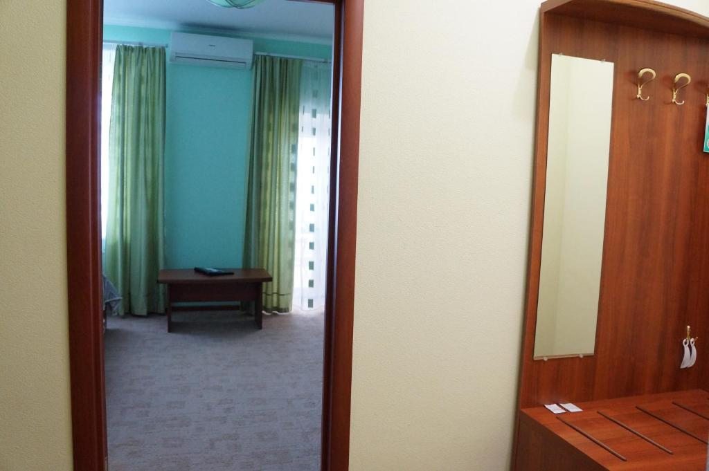 Двухместный (Улучшенный двухместный номер с 2 отдельными кроватями и балконом) отеля Гостиный двор, Мегион