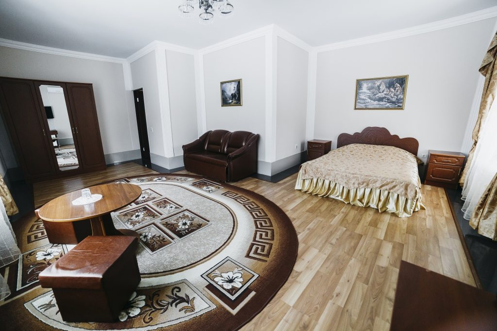 Двухместный (Комфорт с одной двуспальной кроватью) ресторанно-гостиничного комплекса Ноев Ковчег, Кострома