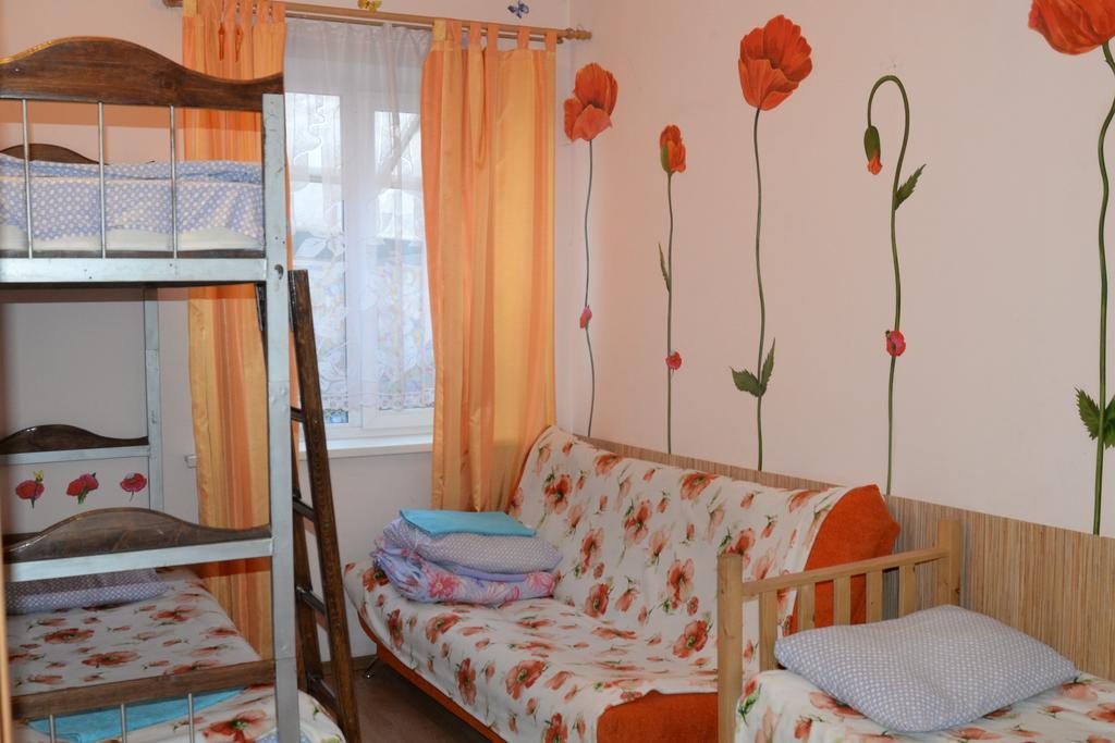 Четырехместный (Четырехместный номер с общей ванной комнатой) гостевого дома Березка, Москва