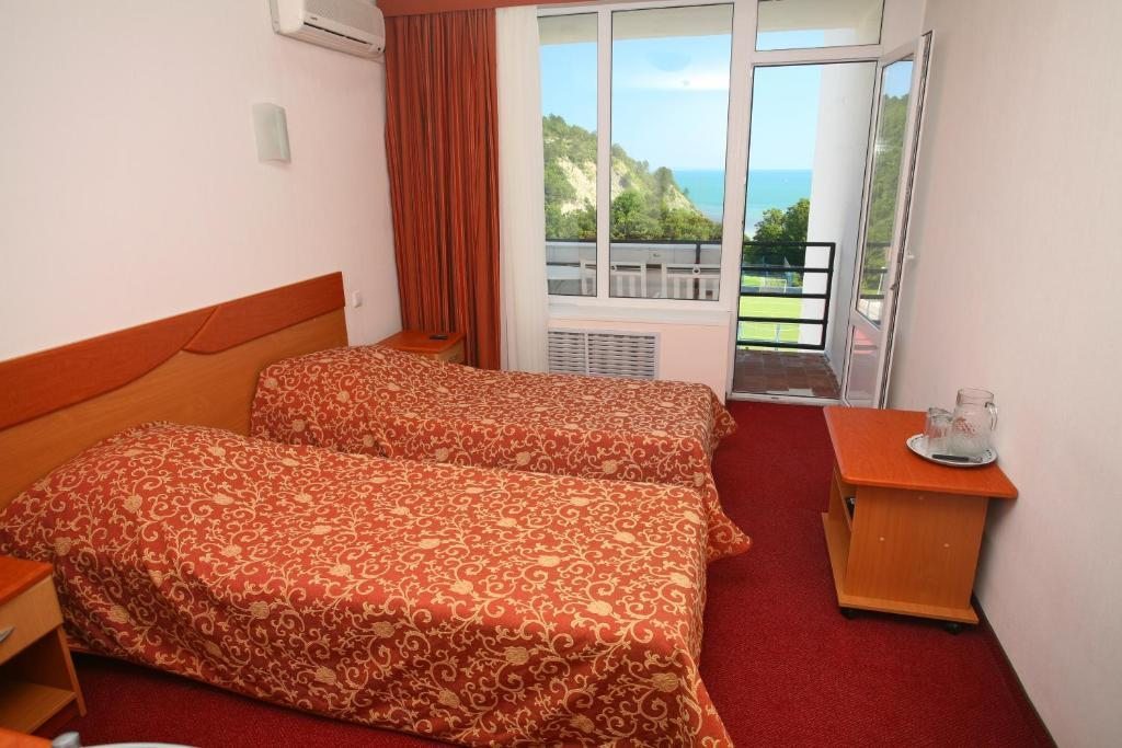Двухместный (Двухместный номер с 1 кроватью или 2 отдельными кроватями и боковым видом на море) отеля Туапсе