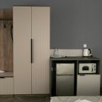 В номере имеется чайник, холодильник. СВЧ