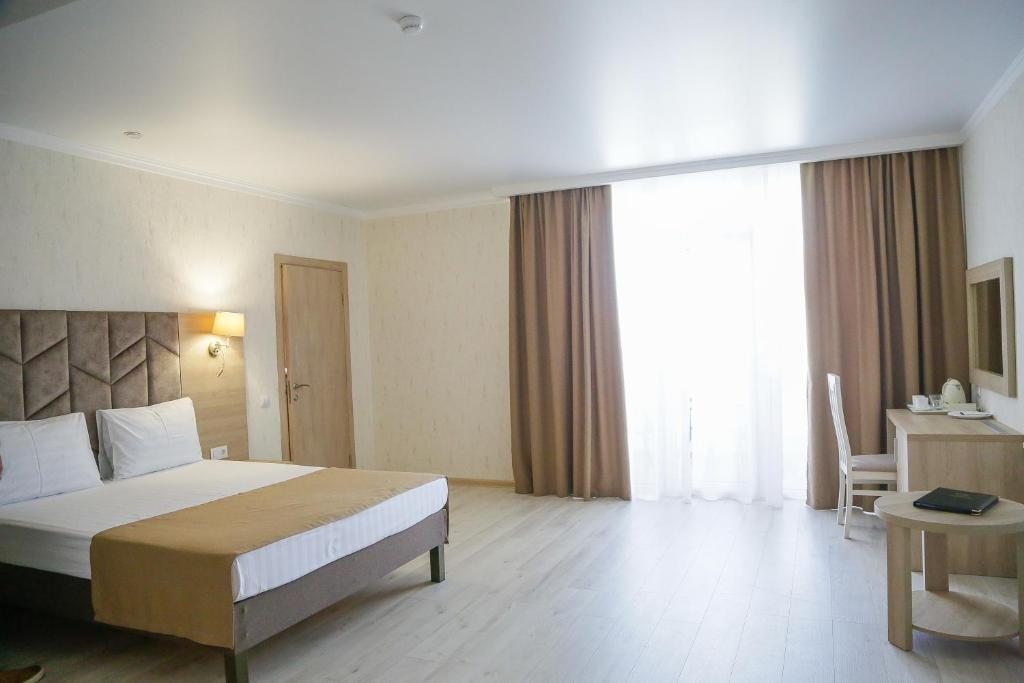 Семейный (Фэмили Джуниор Сьют (2-х комн.)), Эмеральдика Family Beach Hotel All Inclusive
