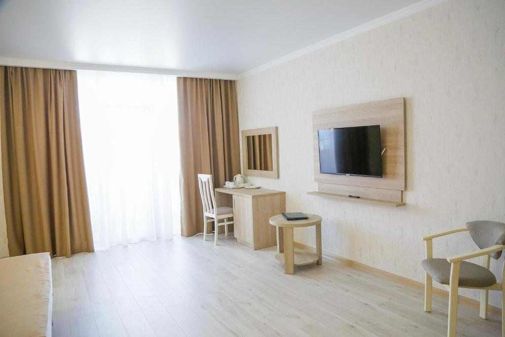 Семейный (Фэмили Джуниор Сьют (2-х комн.)), Эмеральдика Family Beach Hotel All Inclusive