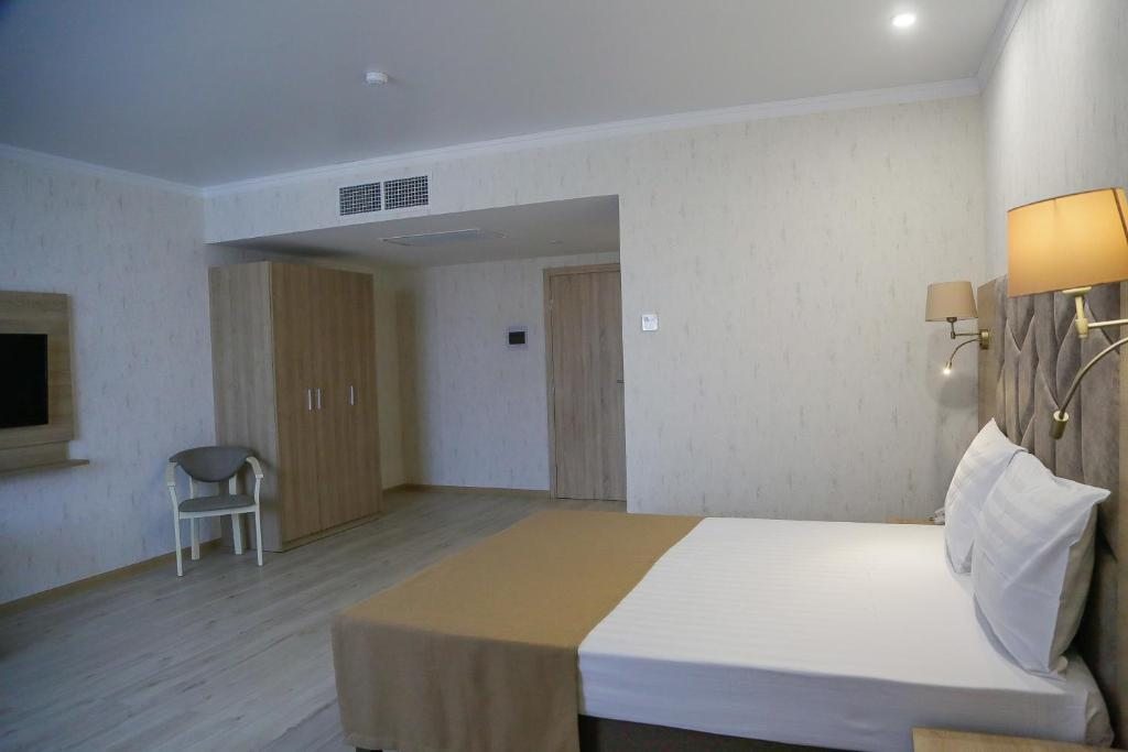 Семейный (Фэмили Джуниор Сьют (2-х комн.)), Эмеральдика Family Beach Hotel All Inclusive