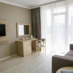 Сьюит (Люкс с кроватью размера «king-size» и балконом), Эмеральдика Family Beach Hotel All Inclusive