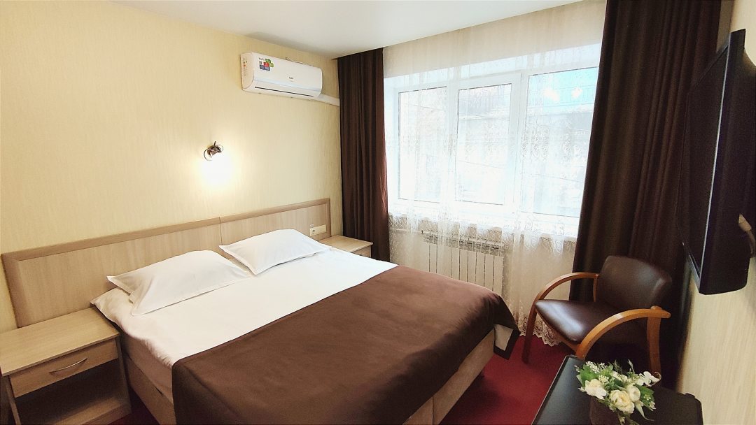 Номер с двуспальной кроватью в гостинице Моряк, Владивосток. Гостиница Моряк