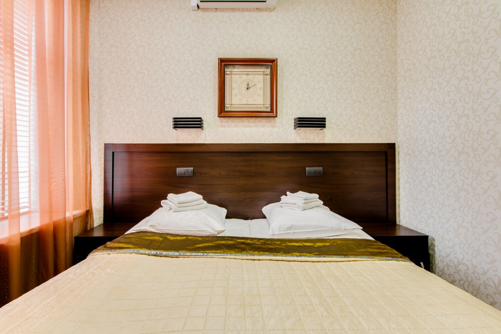Двухместный (Стандартный двухместный номер эконом-класса с двуспальной кроватью) отеля Апельсин на Тверской, Москва