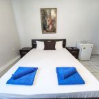 Двуспальная кровать, душ-туалет, сплит-система в номере.