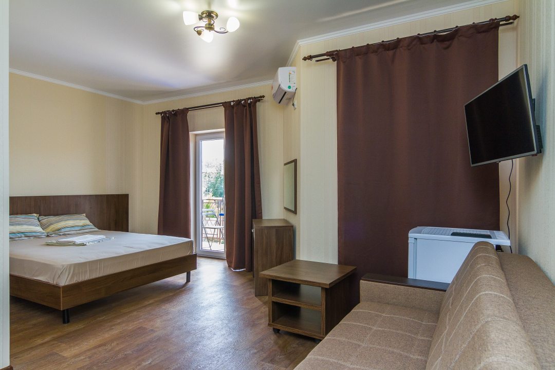 Четырехместный (Четырёхместный с ванной и балконом) отеля Elitel, Лермонтово