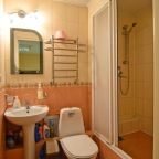 Ванная комната в однокомнатном номере, расположенный в цокольной части дома