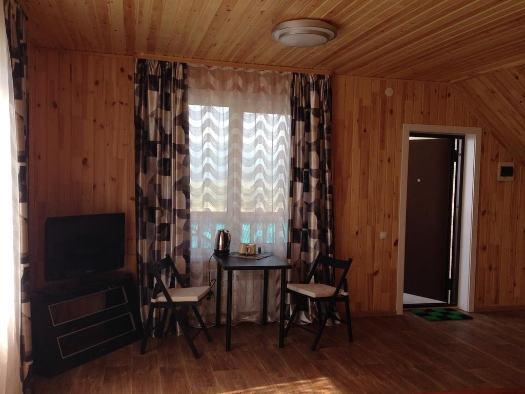 Двухместный (Двухместный номер с 1 кроватью и балконом) гостевого дома Байкальский Рай, Култук