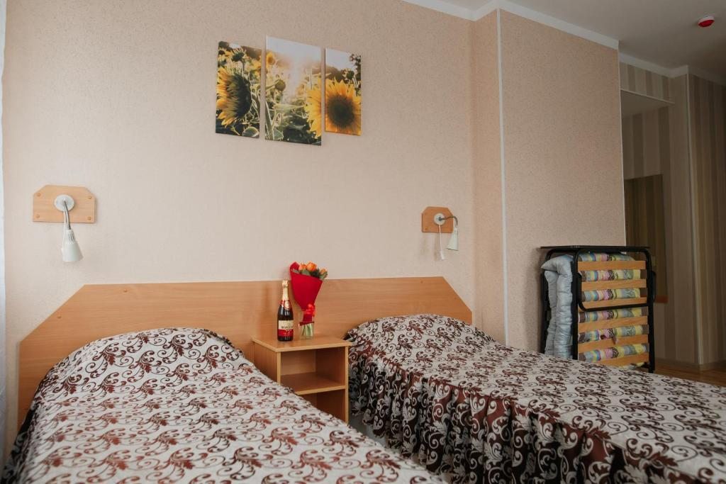 Двухместный (Двухместный номер с 2 отдельными кроватями и дополнительной кроватью) гостевого дома Сквозной переулок, Ярославль