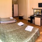 Трёхместный и более (Стандарт 3-х местный, корпус у бассейна), Отель Морской Клуб