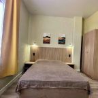 Трёхместный и более (Стандарт 3-х местный, корпус у бассейна), Отель Морской Клуб