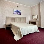 Люкс (Семейный 3-местный, 2-х комнатный, вид на горы), Отель Морской Клуб