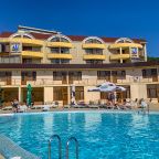 Открытый плавательный бассейн, Отель Морской Клуб