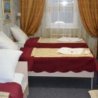 3 раздельные кровати. Стол, холодильник, телевизор в номере