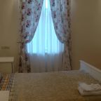 Номер с одной большой кроватью и дополнительной