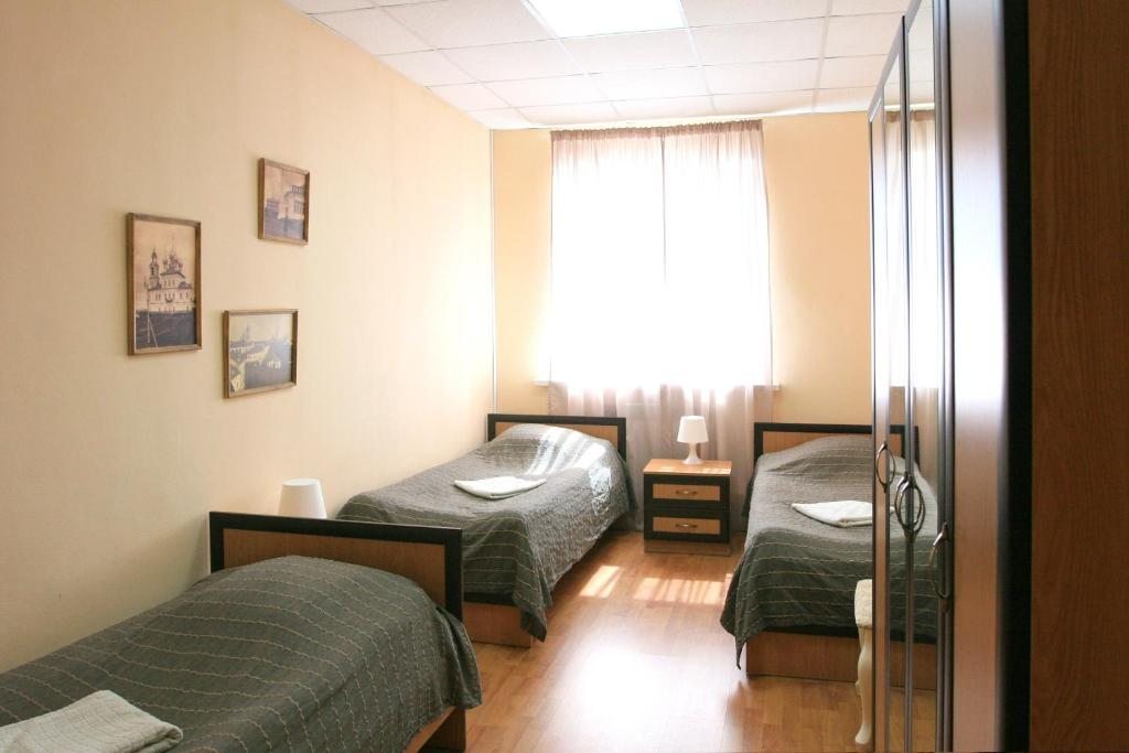 Трехместный (Трехместный номер эконом-класса с общей ванной комнатой) гостиницы Купеческий дворик, Кострома