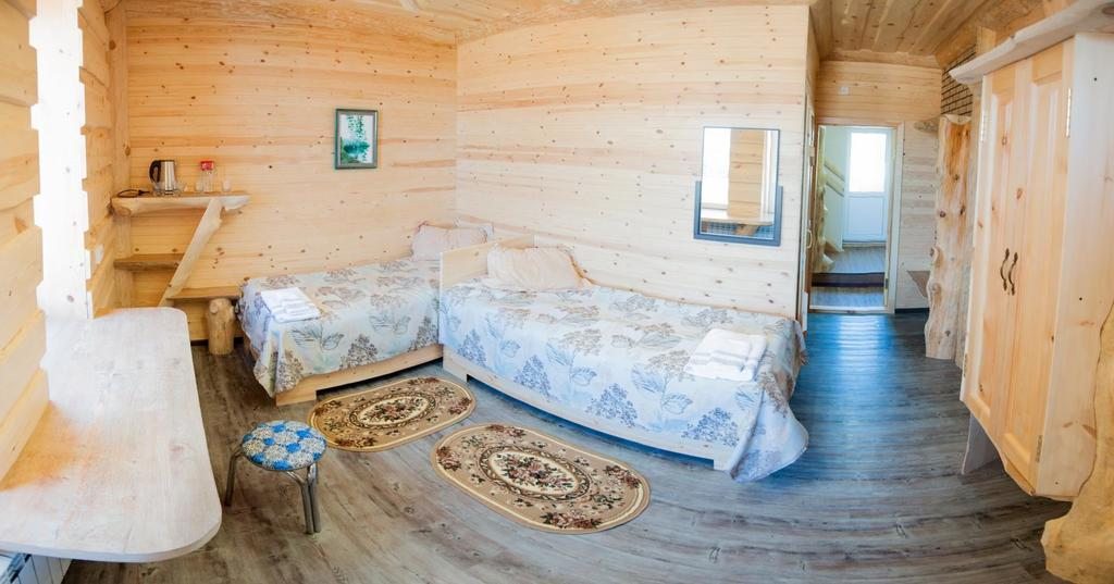 Двухместный (Двухместный номер с 2 отдельными кроватями и дополнительной кроватью) гостевого дома Байкальский Маяк, Дубинино